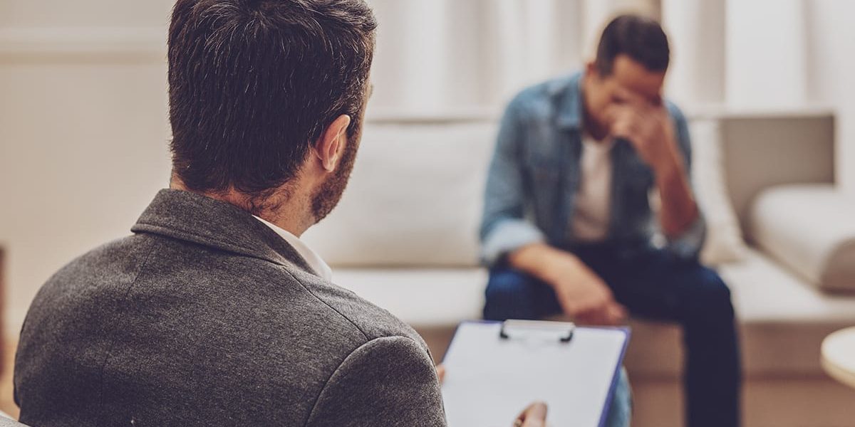 جلسة تقييم وتشخيص مبدئي لحالة مريض إدمان بواسطة طبيب متخصص